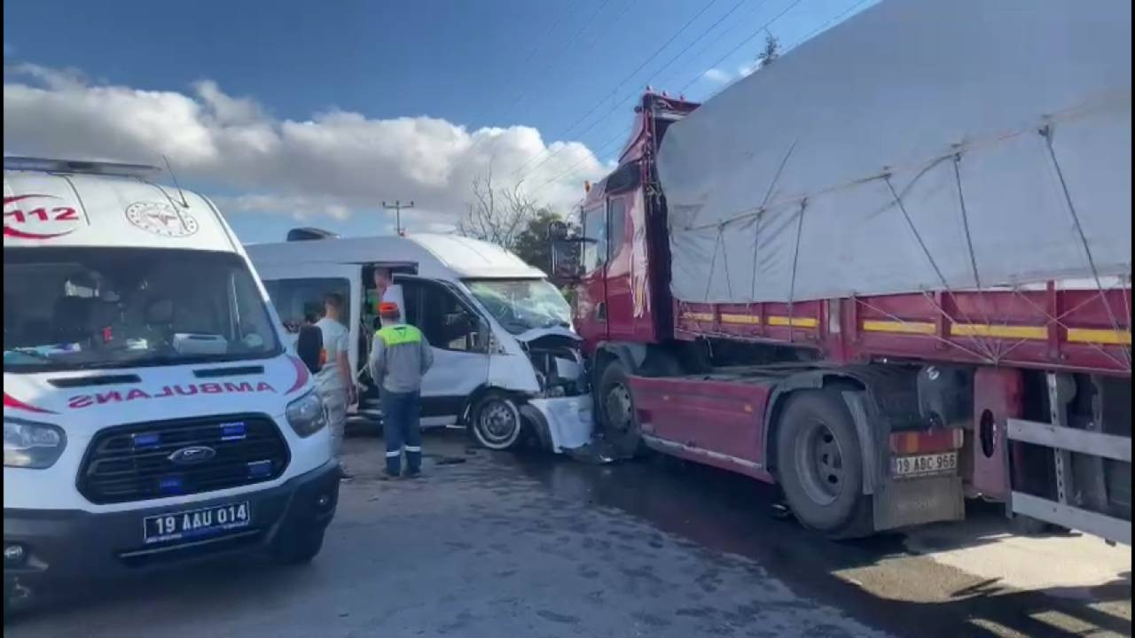 Çorum'da trafik kazası: 14 yaralı