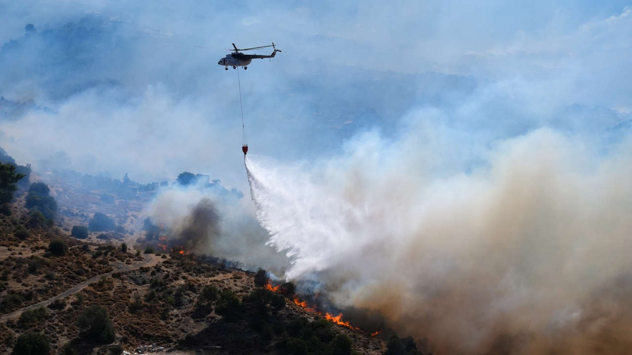 İzmir'in 3 ilçesinde yangın sürüyor: 440 konut boşaltıldı