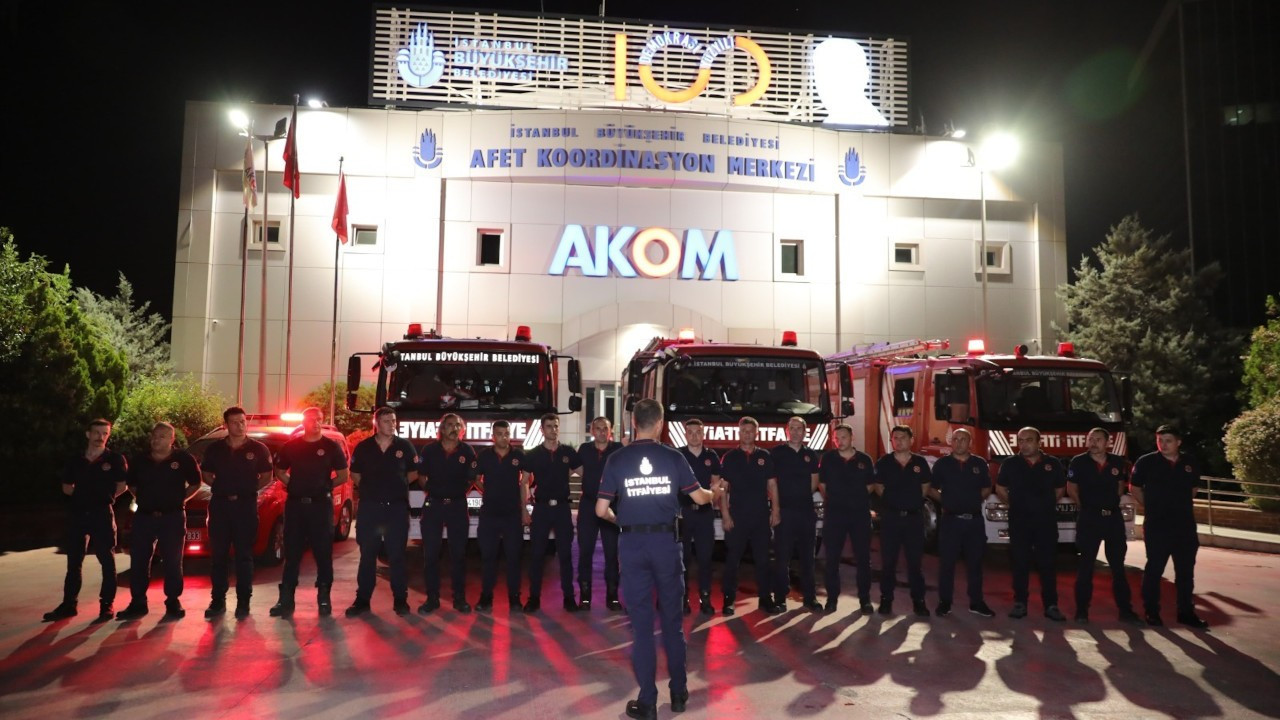 İstanbul İtfaiyesi, İzmir'de yangın söndürme çalışmalarına destek oldu