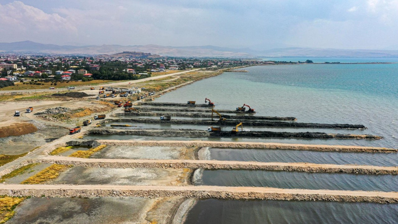 Van Gölü'nde başlatılan temizlik çalışmaları sürüyor