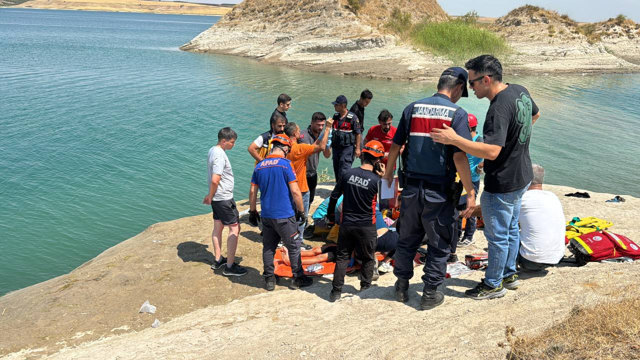 Adıyaman'da baraj gölüne giren 2 kardeşten biri boğuldu