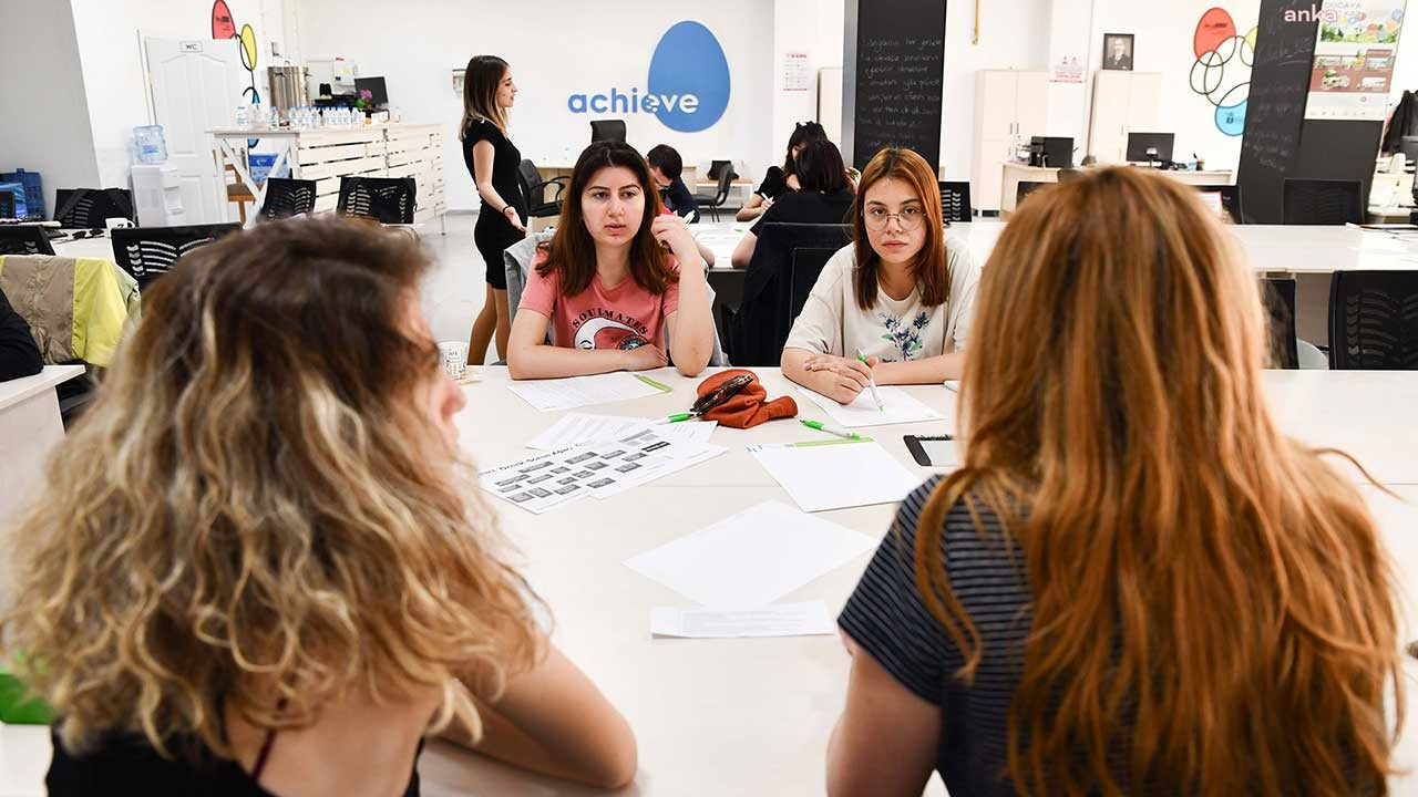 Tepebaşı Belediyesi Kuluçka Merkezi 17 sosyal girişime destek oldu