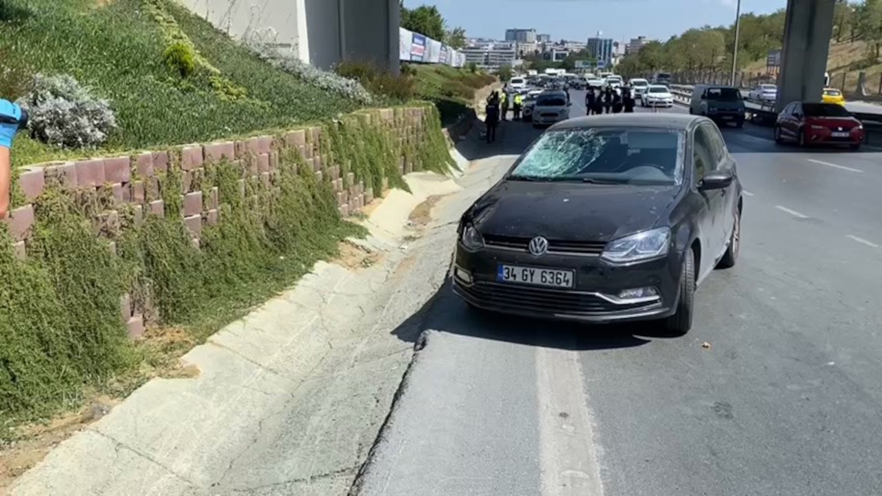 İstanbul'da denetim yapan polislere otomobil çarptı: Bir ağır yaralı