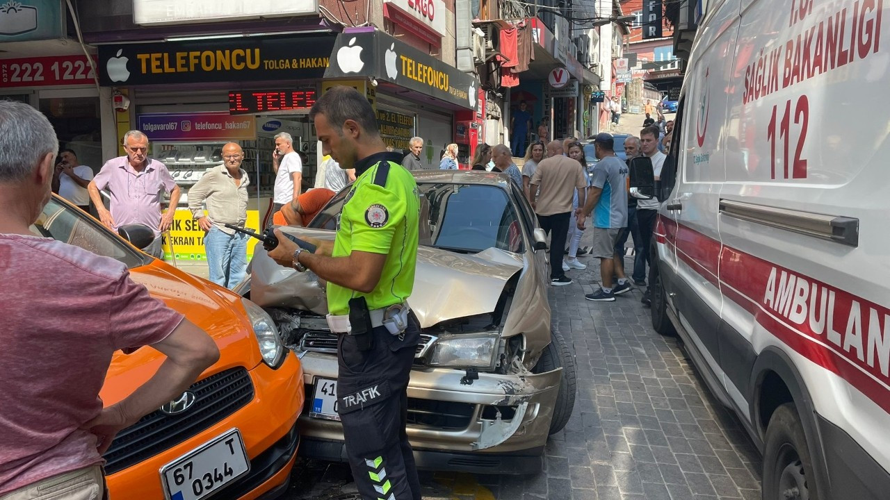 Fenalaşan sürücü, önce yayaya ardından kamyonet ve taksiye çarptı 