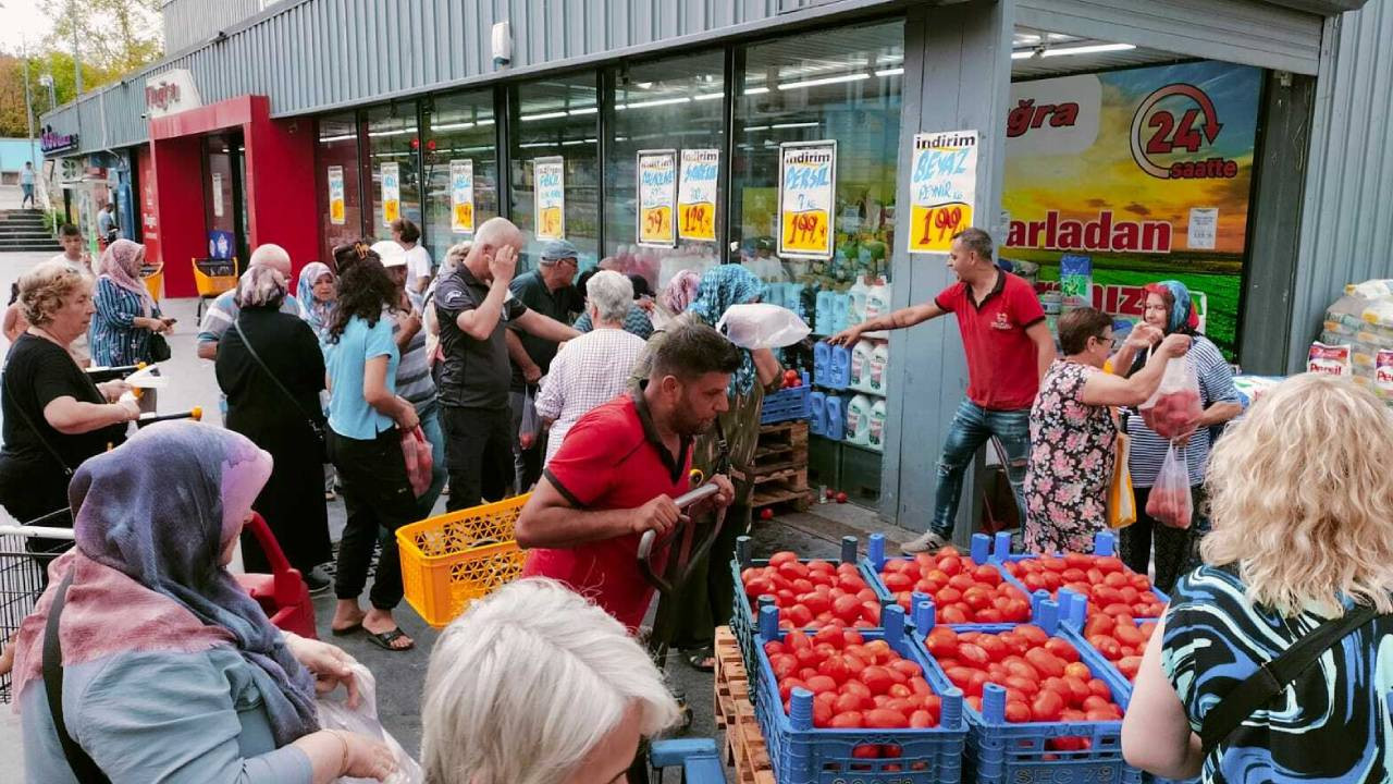 Edirne’de ucuz domates satan market önünde uzun kuyruklar oluştu