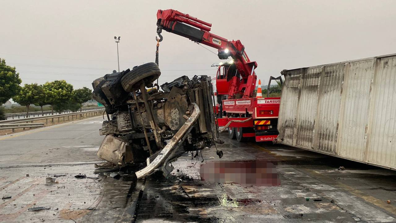 Mersin'de silobasa çarpan tırın sürücüsü öldü