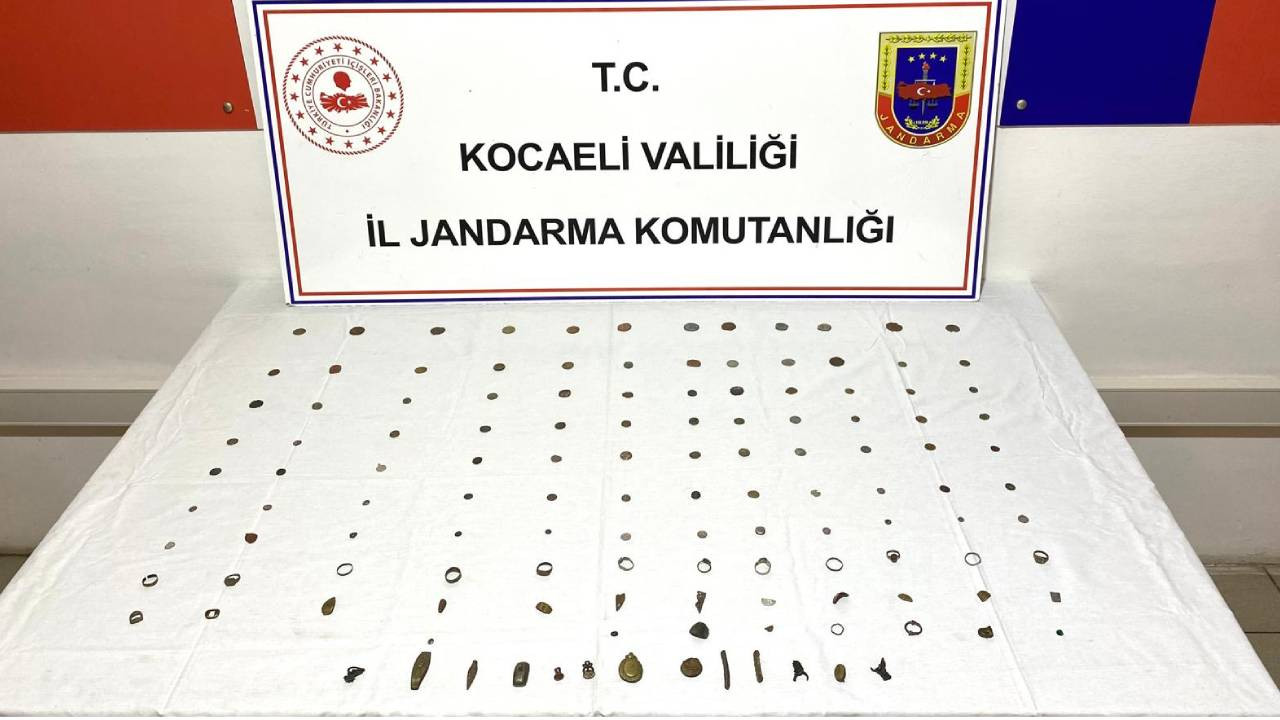 Kocaeli'de bir araçta tarihi eser niteliğinde obje ve sikkeler bulundu