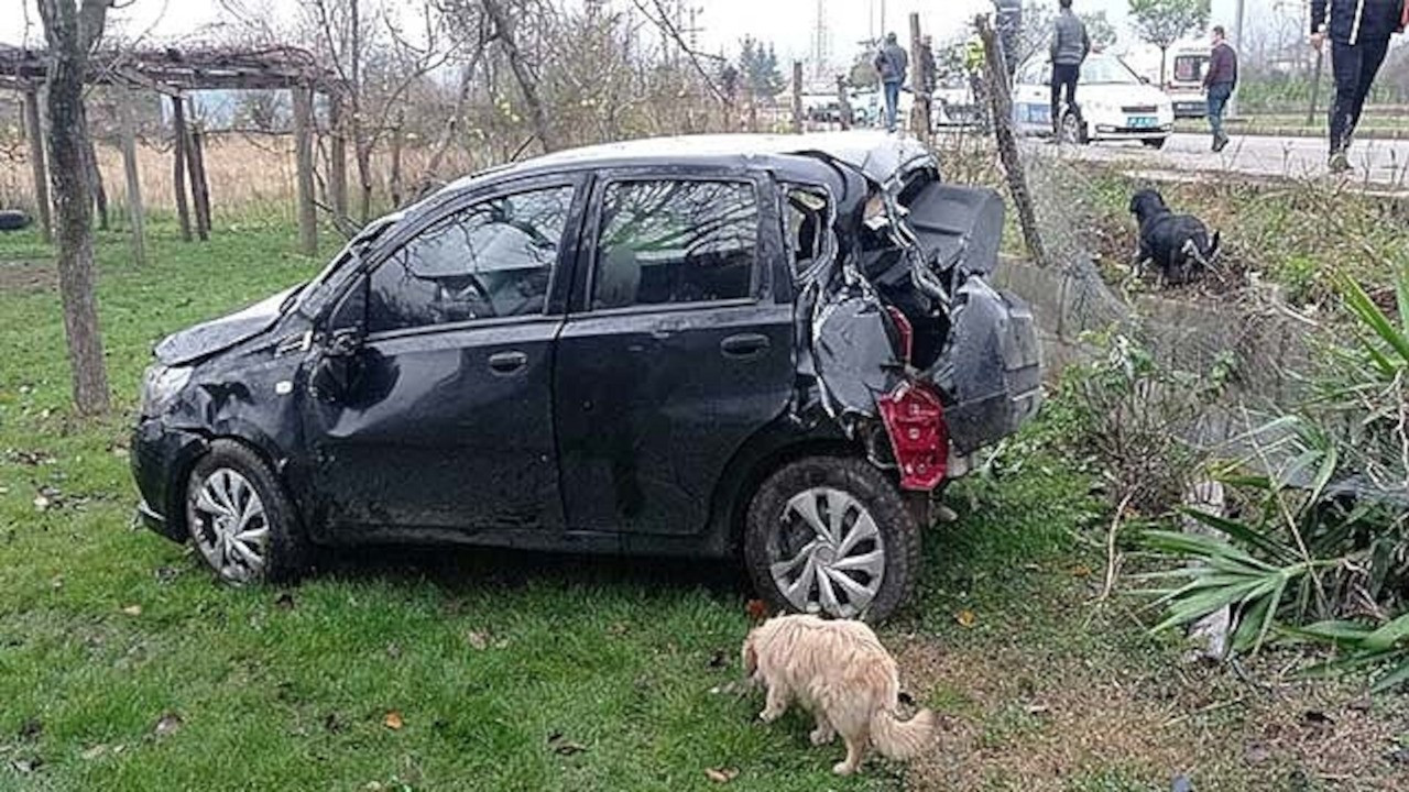 Samsun'da otomobil evin bahçesine devrildi