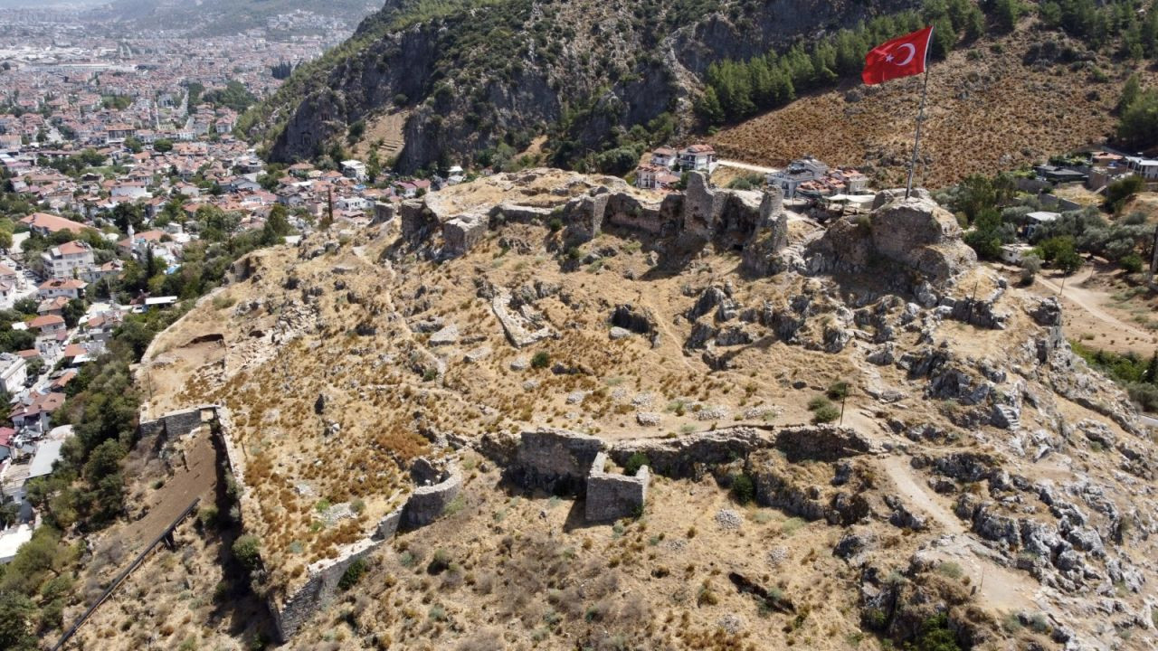 Fethiye Kalesi kazısında heykel başı bulundu - Sayfa 1