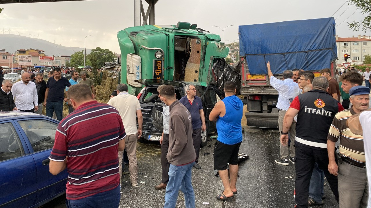 Zincirleme trafik kazasında 2 kişi öldü, 12 kişi yaralandı