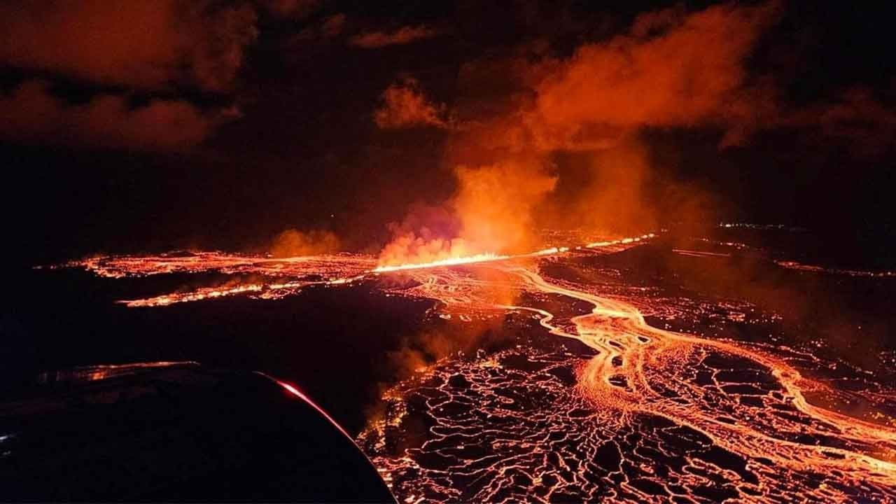 İzlanda'da yanardağ patlaması