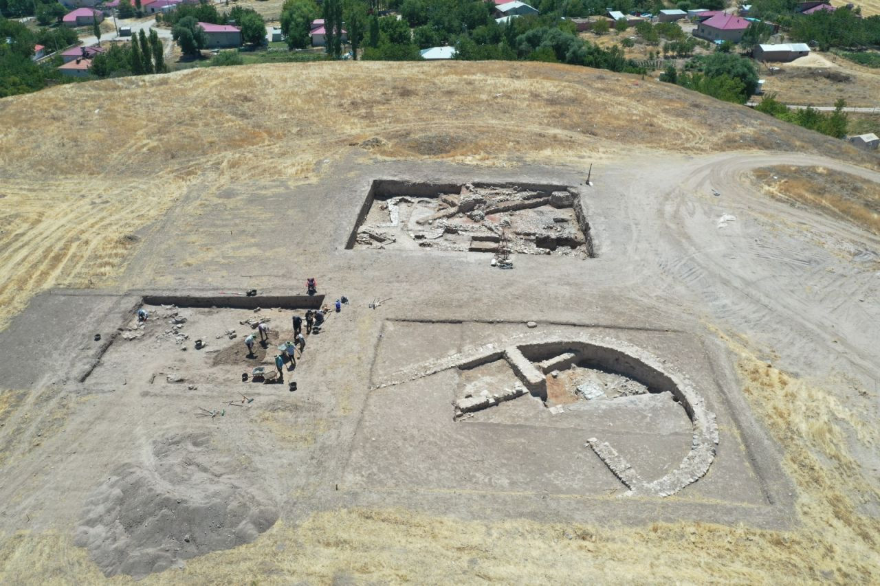 2 bin 800 yıllık nohut, üzüm ve sarımsak taneleri bulundu - Sayfa 1