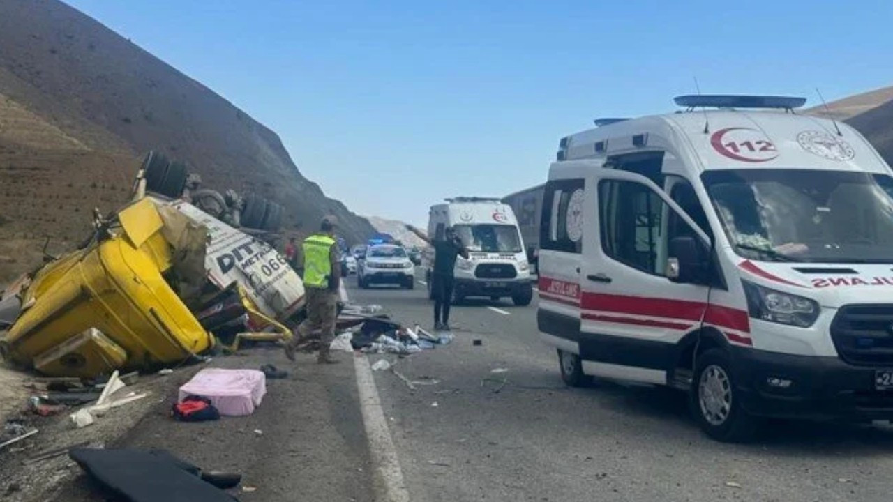 Erzincan'da iki aracın çarpıştığı kazada 4 kişi öldü, 2 kişi yaralandı