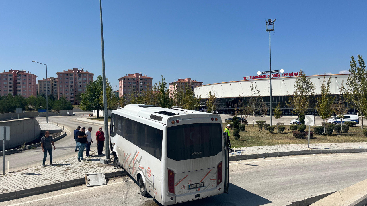 Burdur'da bir midibüs, otobüs terminaline düştü: 15 yaralı