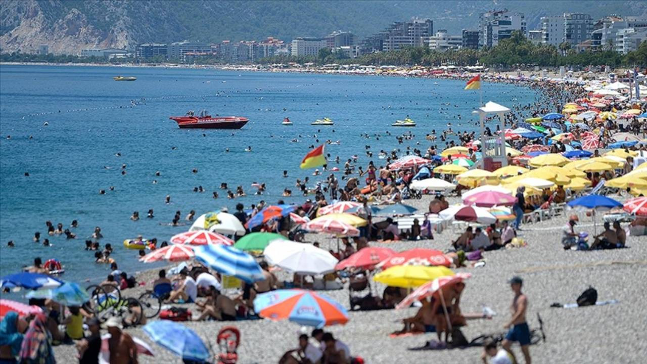 Antalya'da sıcaktan ve nemden bunalanlar sahilleri doldurdu