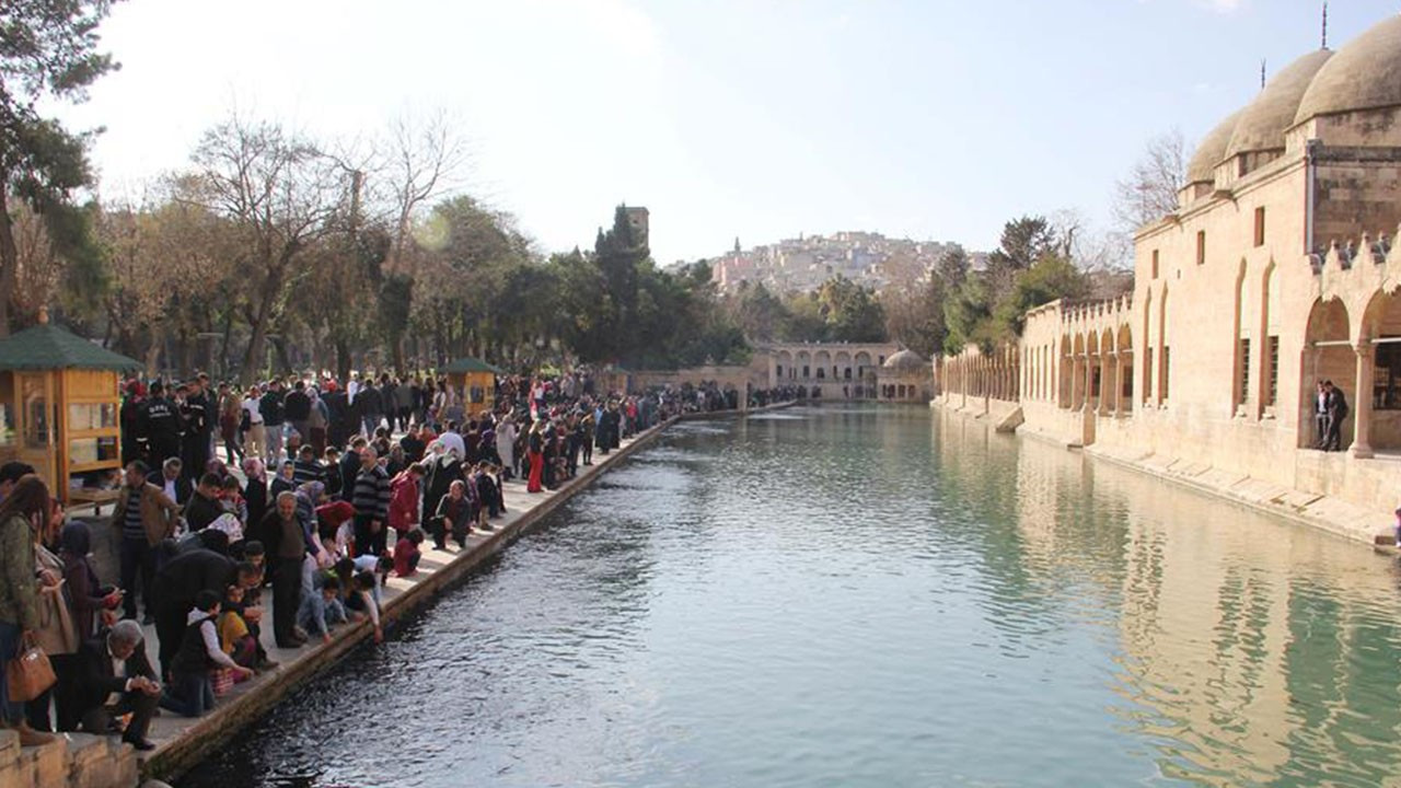 Tarihî Balıklıgöl, binlerce turisti ağırlıyor