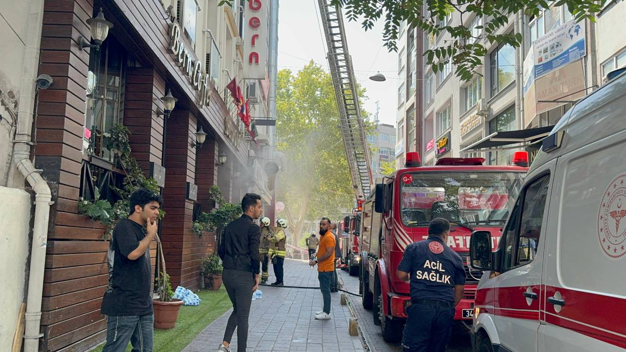 Fatih'te bir otelin bodrum katında çıkan yangına müdahale ediliyor