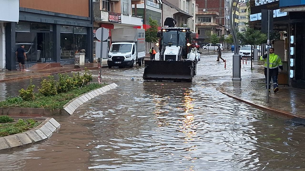 Samsun'da sağanak hayatı olumsuz etkiledi