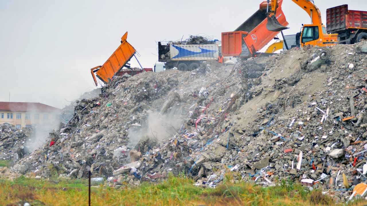 Kuş Cenneti'nde yine aynı görüntü: Moloz ve çöp yığınları