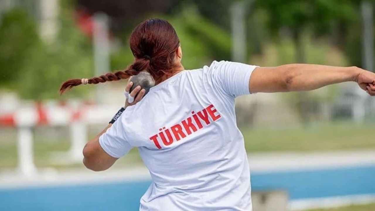 Türkiye'yi temsil edecek sporcular Paris'e uğurlandı