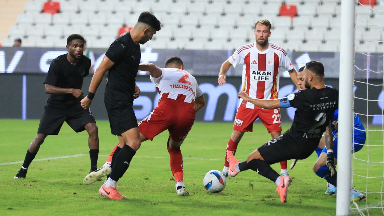 Antalyaspor geriden gelip 90+1'de kazandı