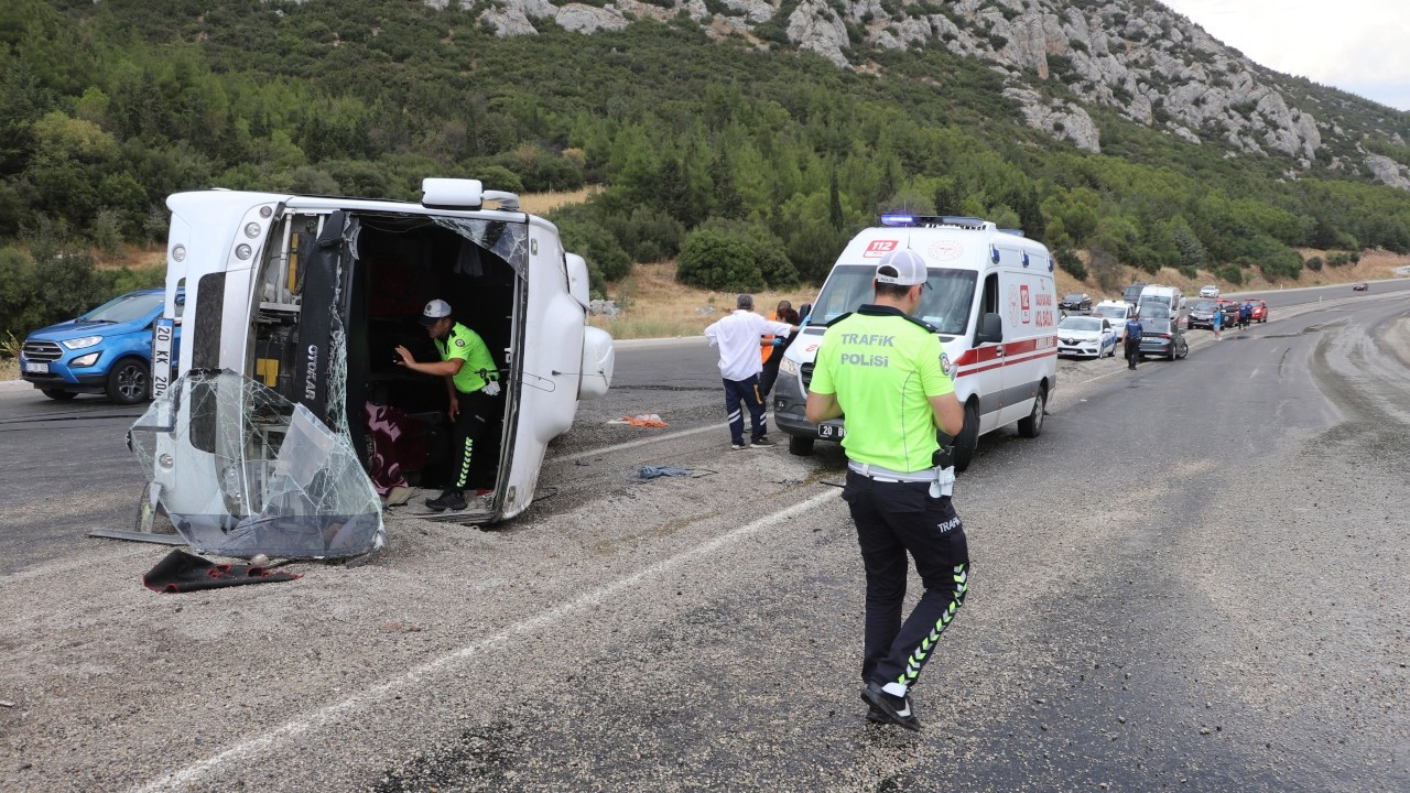 Düğün yolunda kaza: 1 ölü, 25 yaralı