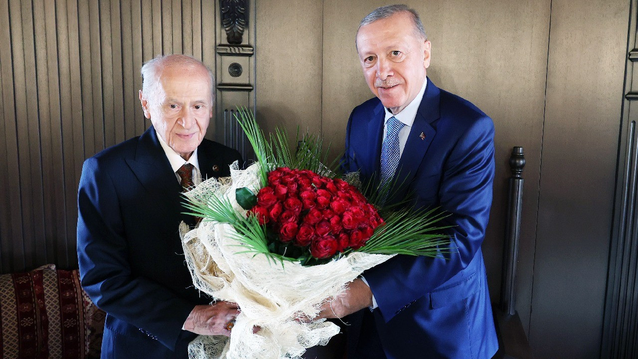 Erdoğan'ın Bahçeli'ye verdiği 76 adet gül merak konusu oldu, anlamı ortaya çıktı