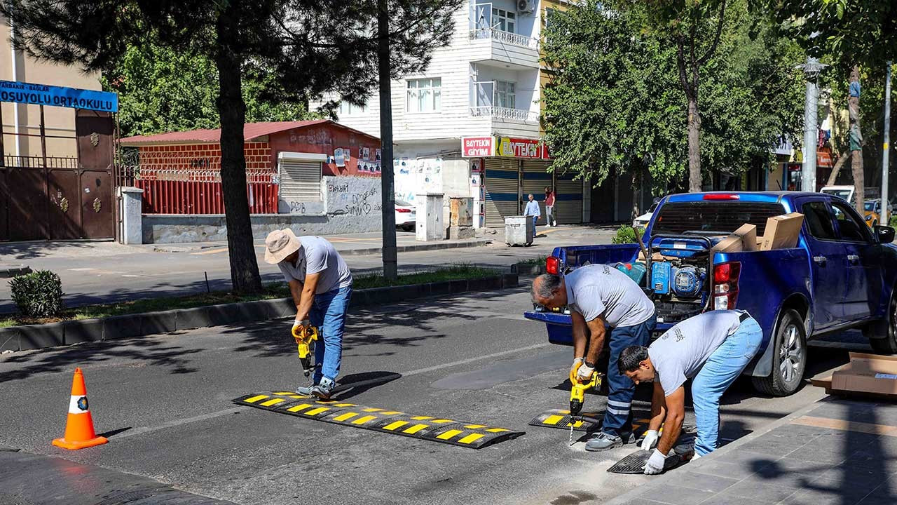 Diyarbakır’da okulların önündeki yaya geçitleri yenileniyor