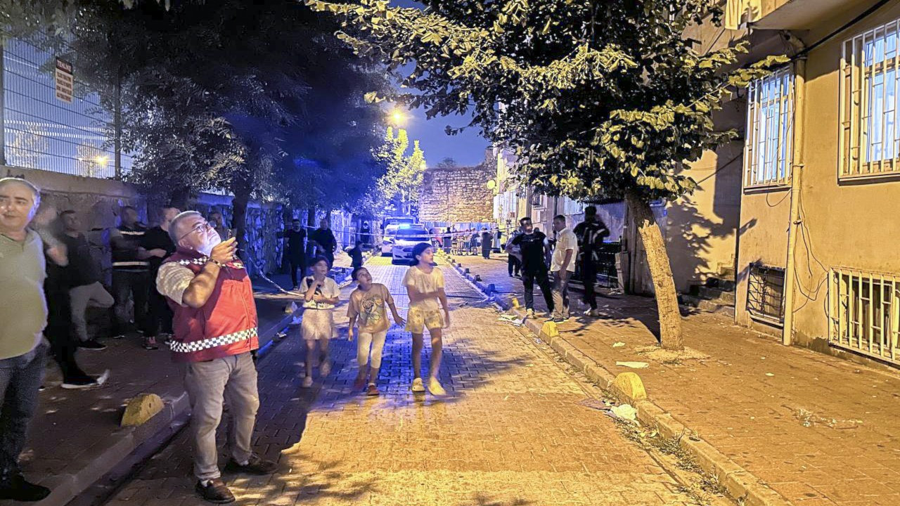 İstanbul'da 5 katlı binada çökme: Alt kata düşen kişi yaralandı