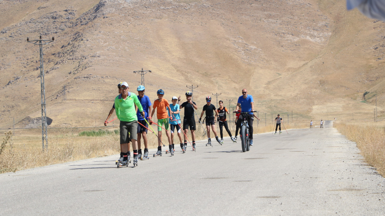 Hakkari'deki Tekerlekli Kayak Takımı'nın köy yollarındaki antremanı