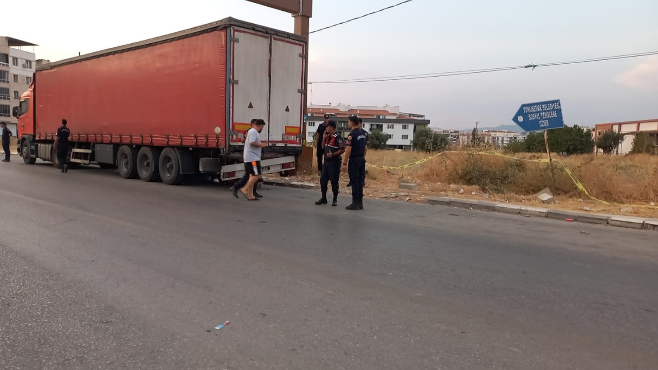 Park halindeki TIR'a çarpan motosiklet sürücüsü öldü