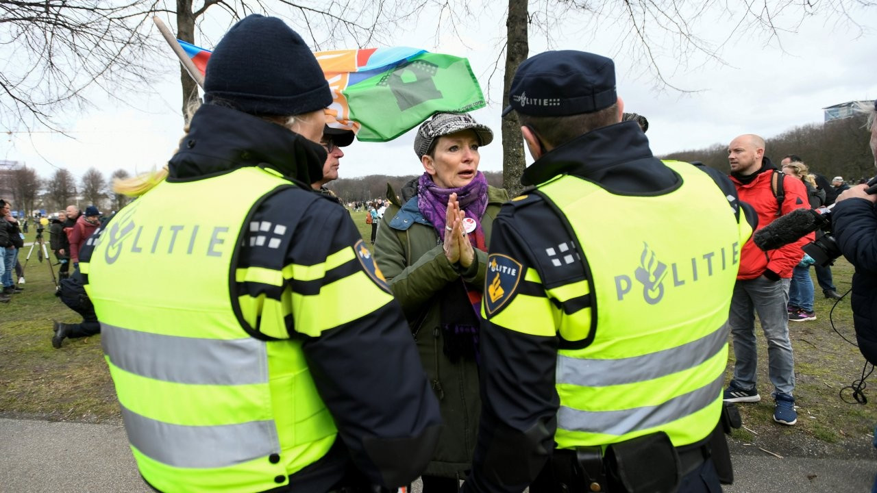 Hollanda'da polis greve gitti, Feyenoord-Ajax maçı ertelendi