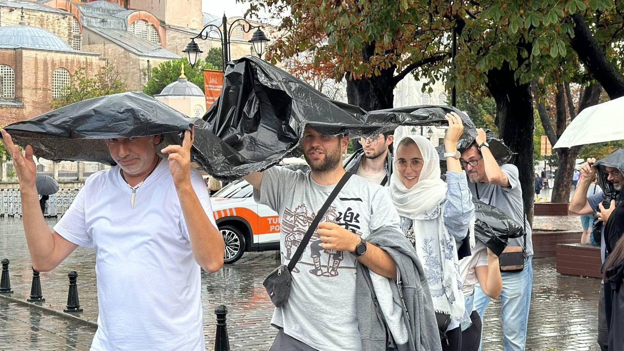 İstanbul'u sel aldı: Ev ve işyerlerini su bastı, trafik kilitlendi... - Sayfa 3