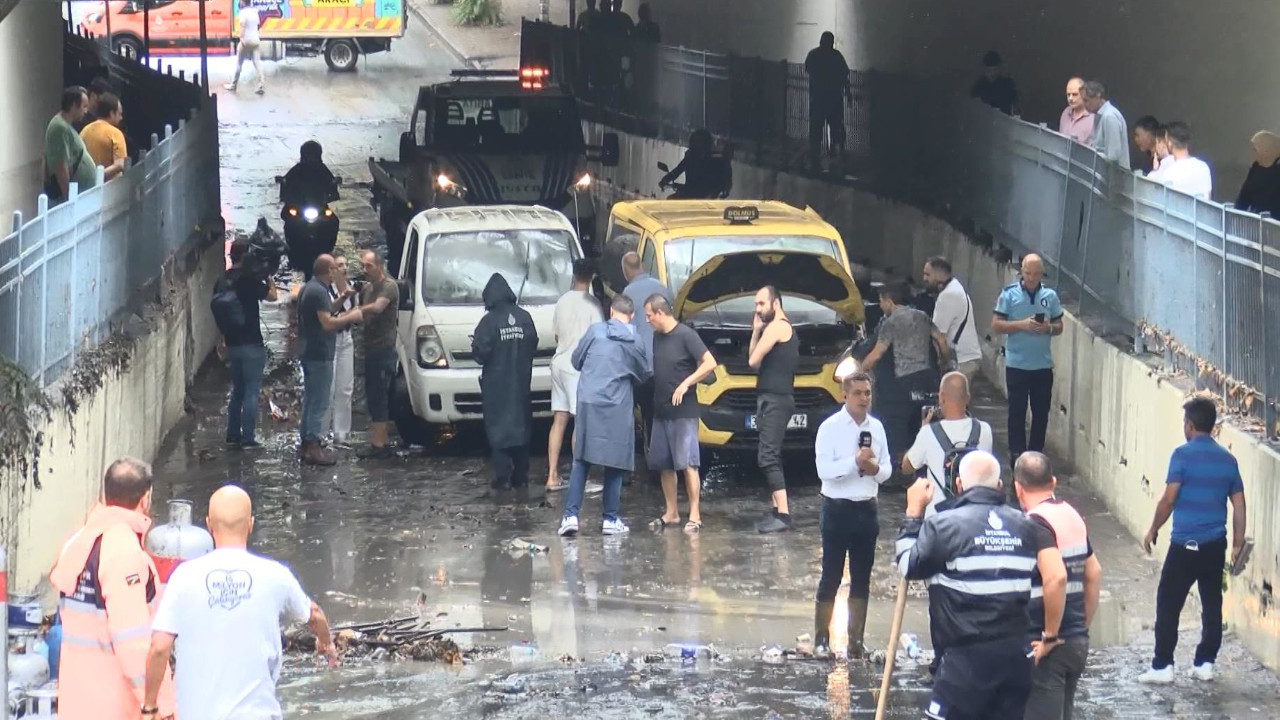 Su basan alt geçitte mahsur kalan minibüs şoförü: Yolcu olsa boğulurdu