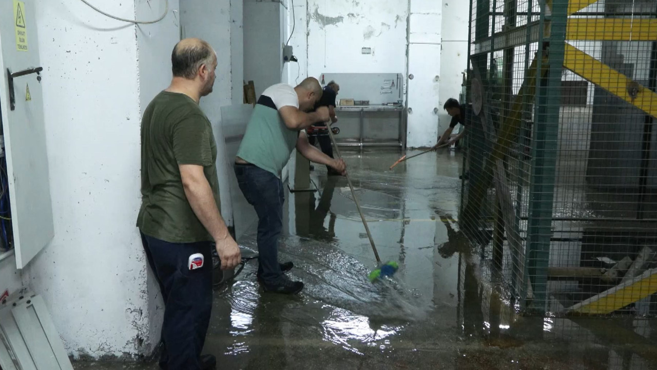 Sağanak sonrası Bayrampaşa'daki fabrikanın bodrumunu su bastı