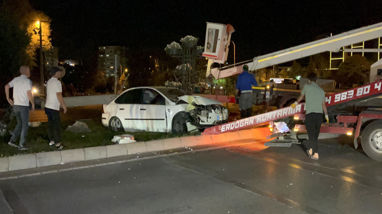 Eskişehir'de otomobil aydınlatma direğine çarptı: 3 yaralı