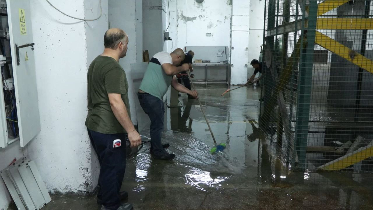 İstanbul'u sel aldı: Ev ve işyerlerini su bastı, trafik kilitlendi... - Sayfa 4