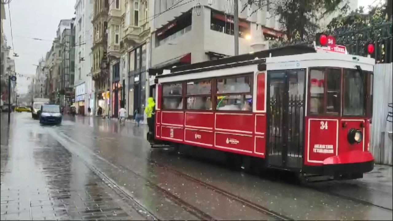 İstanbul'u sel aldı: Ev ve işyerlerini su bastı, trafik kilitlendi... - Sayfa 2