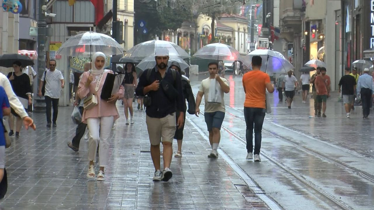 İstanbul'u sel aldı: Ev ve işyerlerini su bastı, trafik kilitlendi... - Sayfa 1