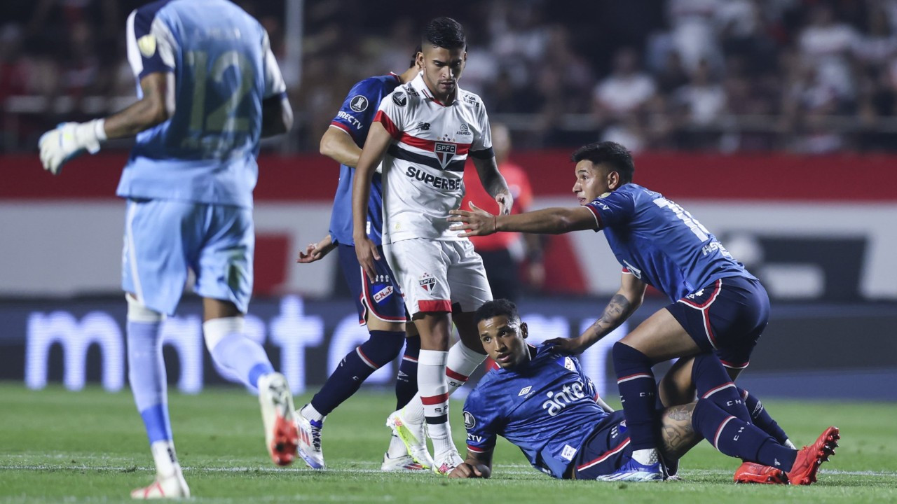 Sahada yere yığılmıştı: Uruguaylı futbolcu hayatını kaybetti