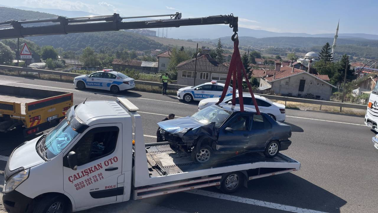 Anadolu Otoyolu'nda bariyere çarpan otomobildeki 6 kişi yaralandı