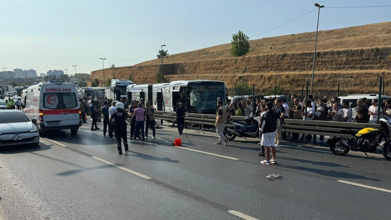 Sefaköy'de metrobüs kazası: 1 ölü, 53 yaralı