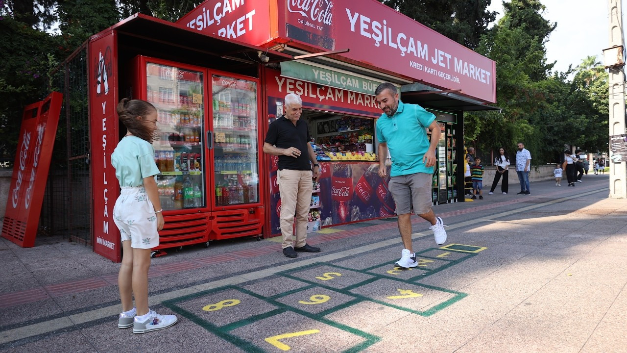 Sokağa çizilen 'seksek' ilgi topladı: Çocukluklarına döndüler