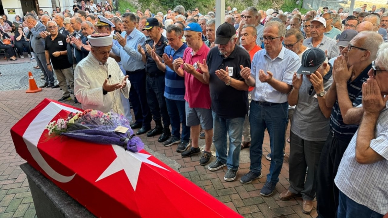 Vefat eden yazar Necdet Sakaoğlu, Amasra'da toprağa verildi