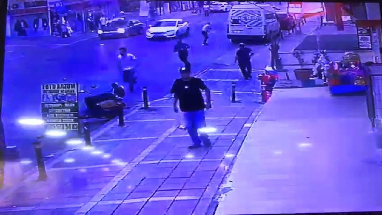 Esenyurt'ta gözaltına alınmaya çalışılan şüpheli polisi bıçakladı