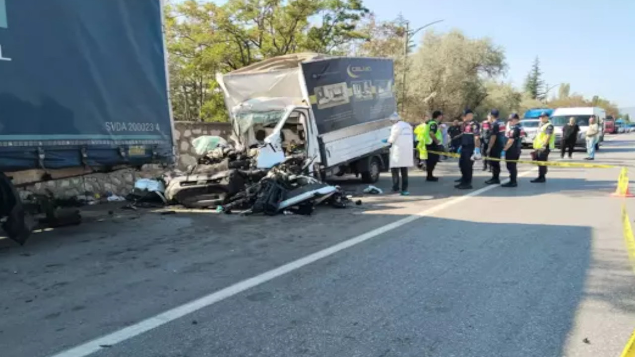 Çorum'da kamyonet TIR'a çarptı: 2 ölü