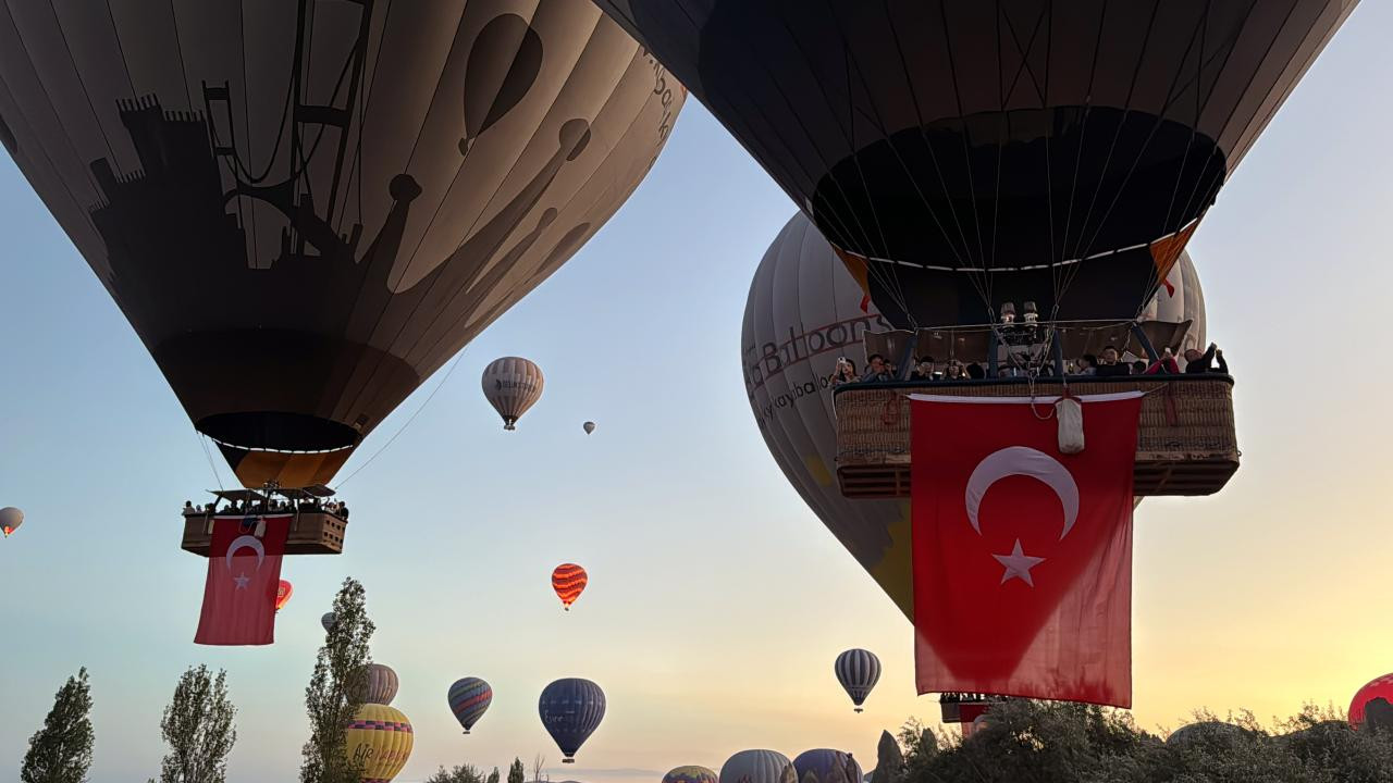 Kapadokya'da balonlar 30 Ağustos'ta bayraklarla havalandı