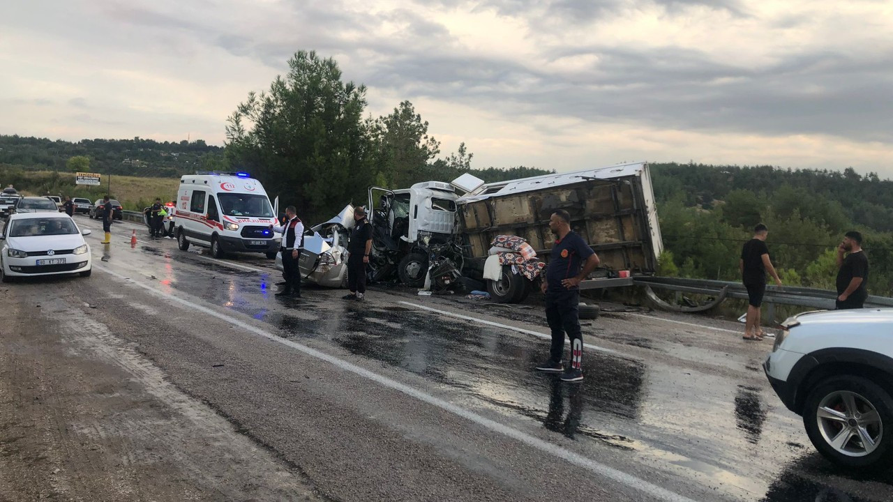 Osmaniye'de trafik kazası: 2 kişi öldü, 4 kişi yaralandı