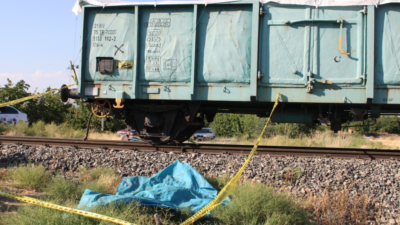 Raylarda takılı kalan araca yük treni çarptı: Anne ve iki çocuğu öldü