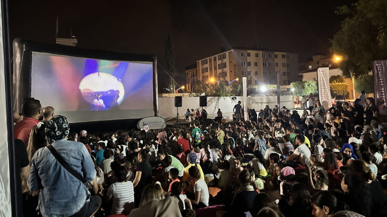 Hatay'da depremzede çocuklar için açık hava film gösterisi